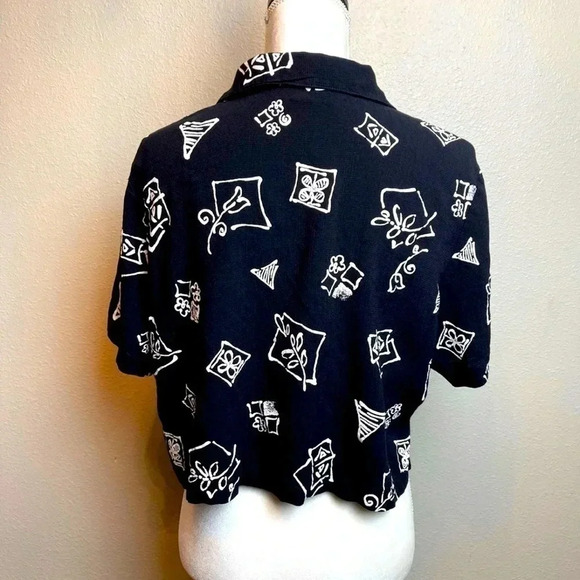 VINTAGE Notations button up crop top with black and white graphic print. - Picture 4 of 10